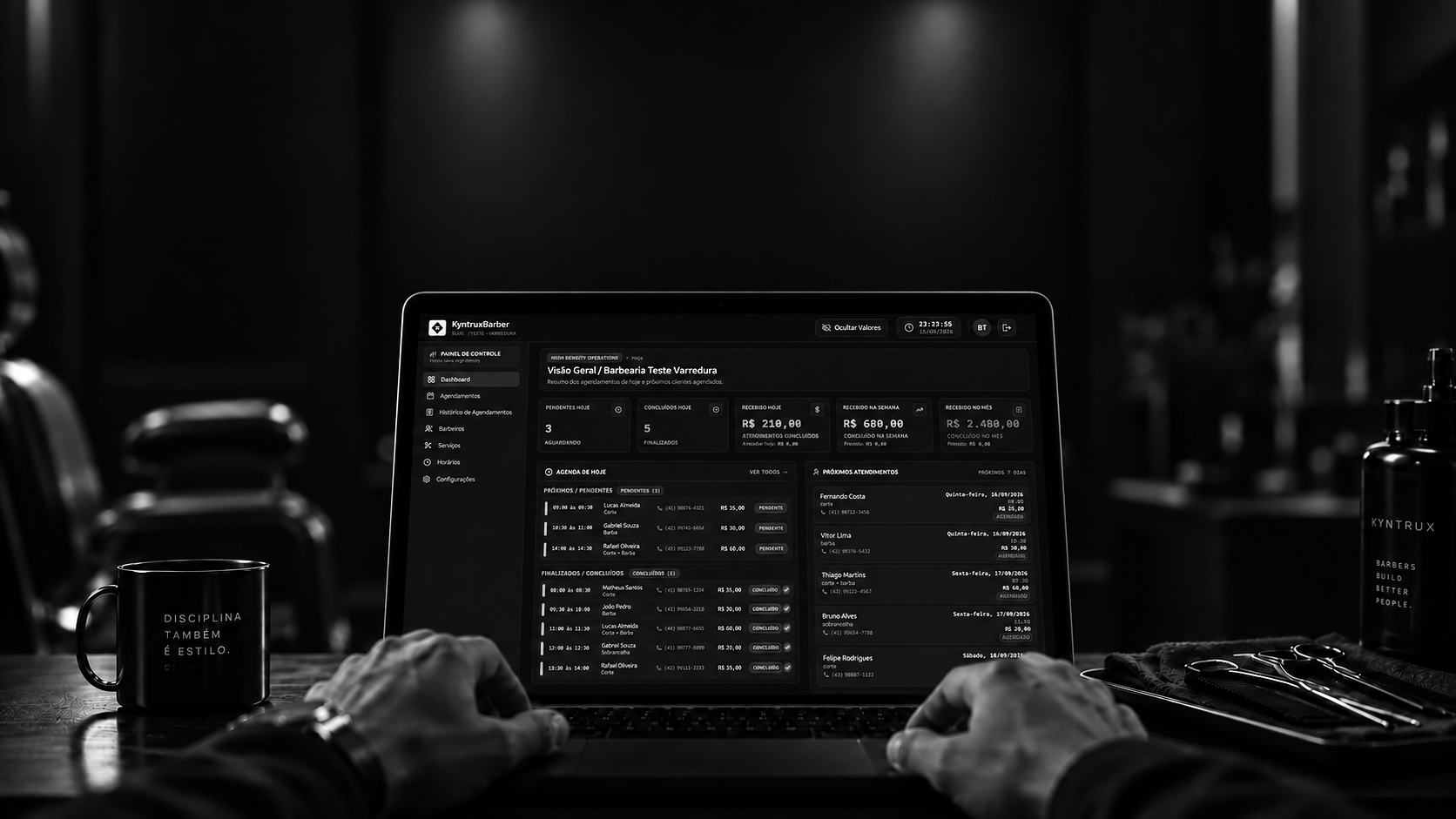 Notebook com uma interface ilustrativa do KyntruxBarber, visto por quem trabalha em uma barbearia.